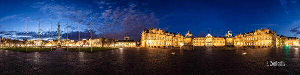 360 Grad Panorama Fotografie am Schlossplatz in Stuttgart zur blauen Stunde. Zu sehen ist das Neue Schloss und die Jubiläumssäule vor dem Königsbau