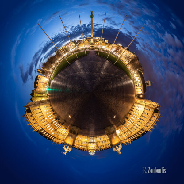 360 Grad Fotografie am Schlossplatz in Stuttgart zur blauen Stunde als kleiner Planet. Zu sehen ist das Neue Schloss und die Jubiläumssäule vor dem Königsbau