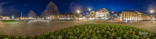 360 Grad Panorama Fotografie am Schlossplatz in Stuttgart zur blauen Stunde. Zu sehen ist das Kunstmuseum und der Königsbau neben der Freitreppe entlang der Königstraße. Im Hintergrund ist die Jubiläumssäule vor dem Neuen Schloss zu sehen