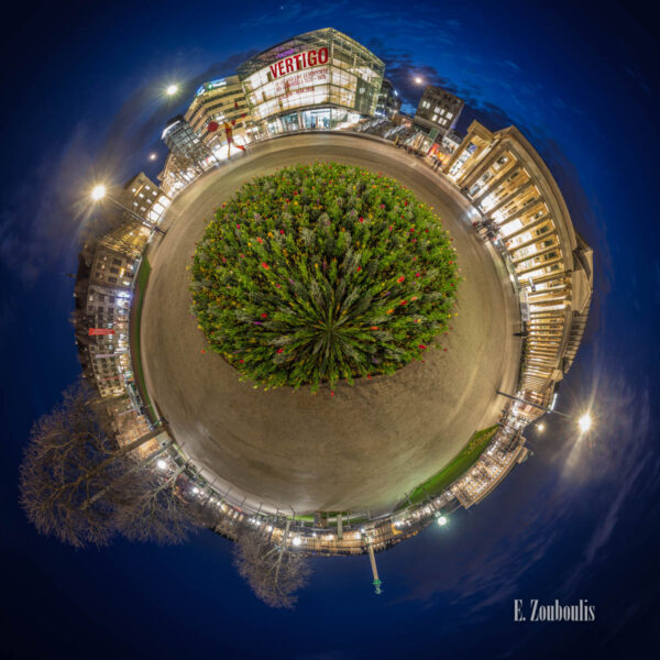 360 Grad Fotografie am Schlossplatz in Stuttgart zur blauen Stunde als kleiner Planet. Zu sehen ist das Kunstmuseum und der Königsbau entlang der Königstraße in der Stuttgarter Innenstadt