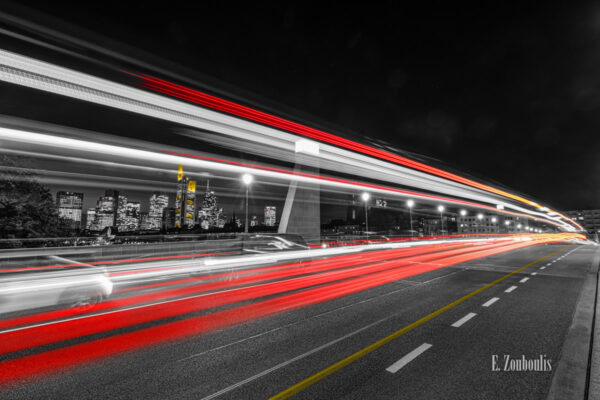 Fotografie an der Alte Brücke in Frankfurt am Main bei Nacht mit Blick auf das Bankenviertel. Schwarz Weiß Bild mit gelben und roten Light Trails des vorbeiziehenden Verkehrs