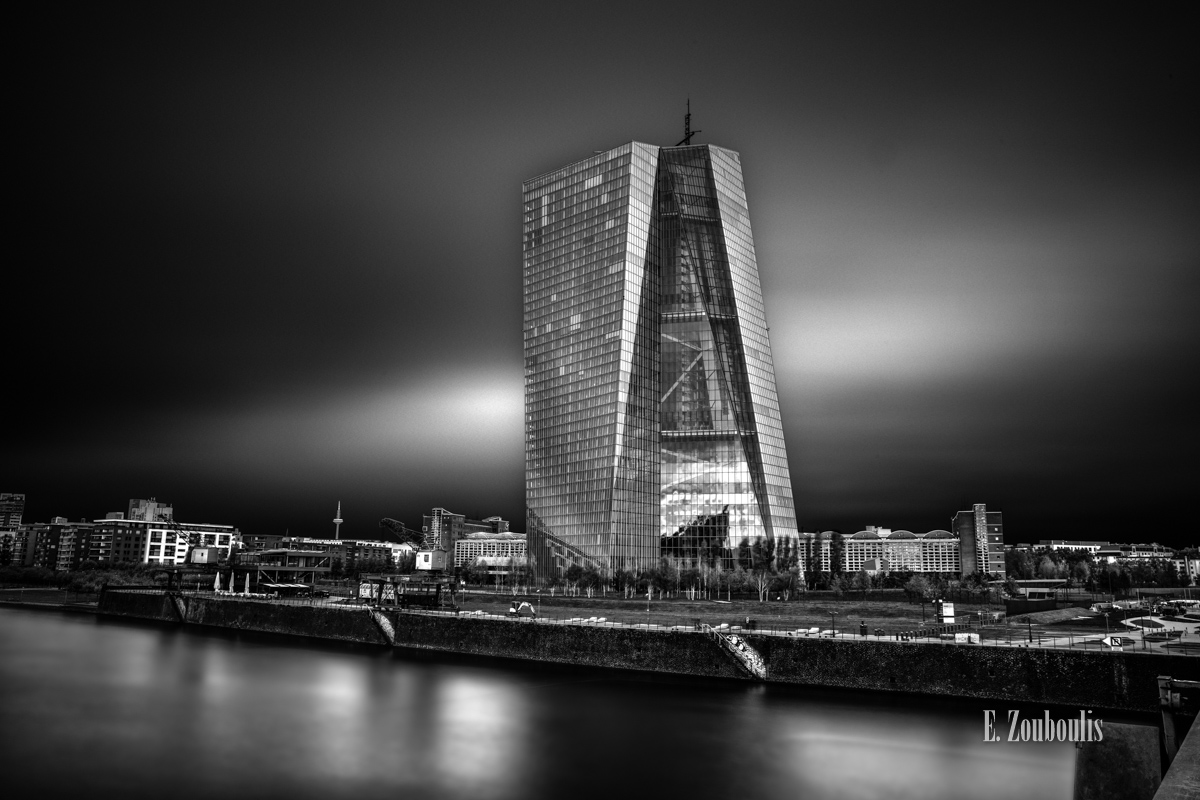 Fotografie am Neubau der Europäischen Zentralbank. Schwarz Weiß Bild in einer Langzeitbelichtung