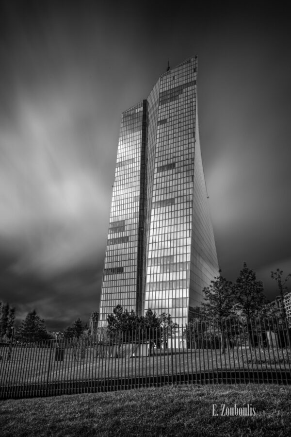 Fotografie am Neubau der Europäischen Zentralbank. Schwarz Weiß Bild in einer Langzeitbelichtung