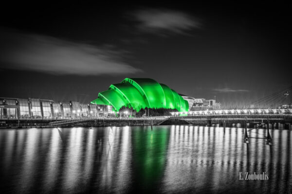 Das Clyde Auditorium in Glasgow in Grün mit schwarz weißem Hintergrund