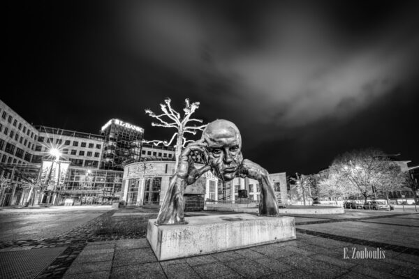 Die bekannte Skulptur der "Denkpartner", auch beknannt als "Der Denker" in Stuttgart. Der Künstler dieses Meisterstücks ist Hans-Jörg Limbach.