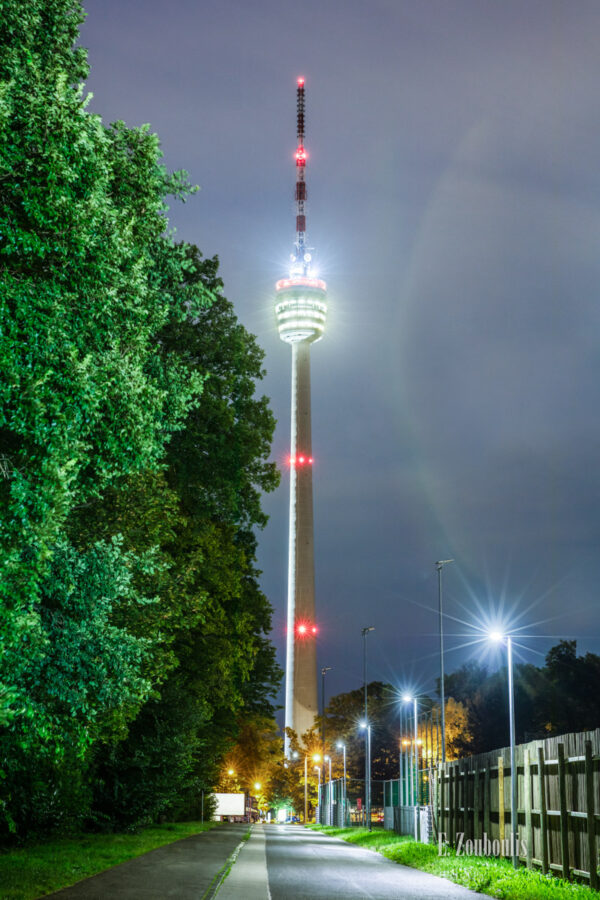 Bild vom Fernsehturm Stuttgart bei Nacht im Hochformat