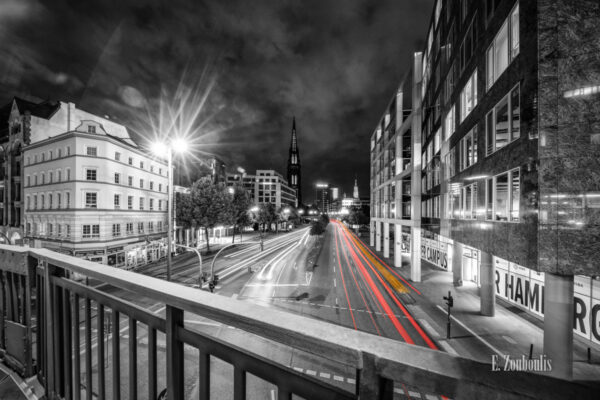 Fotografie am Rödingsmarkt in Hamburg bei Nacht mit Blick auf das Mahnmal St. Nikolai. Schwarz Weiß Bild mit gelben und roten Light Trails des vorbeiziehenden Verkehrs entlang der Willy-Brandt-Straße