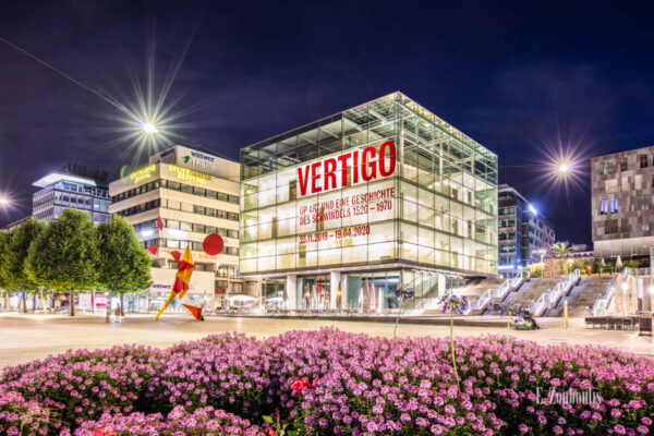 Bild vom Kunstmuseum in Stuttgart am Schlossplatz bei Nacht. Rechts im Bild ist die Freitreppe zu sehen, die zum kleinen Schlossplatz führt.