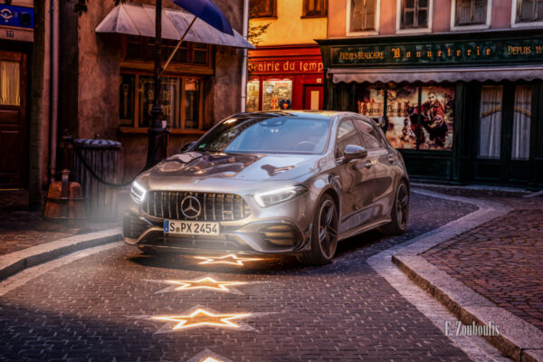 Der Mercedes AMG A45 im Europa-Park seitlich von vorne