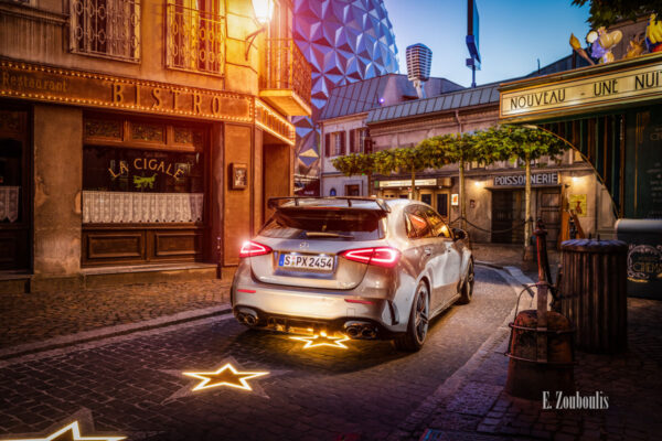 Der Mercedes AMG A45 im Europa-Park seitlich von hinten