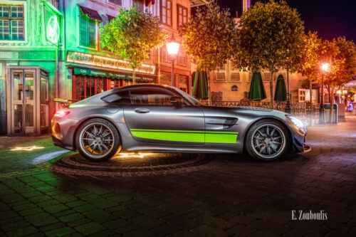 Wandbild eines Mercedes Benz AMG GT R Pro im Europa Park. Im Hintergrund ist der französische Teil des Europa Park zu sehen
