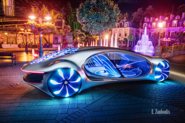 Wandbild eines Mercedes Vision AVTR nachts im Europa-Park. Fotografie seitlich leicht von hinten mit Blick auf den Innenraum. Im Hintergrund ist der Europa Park zu sehen