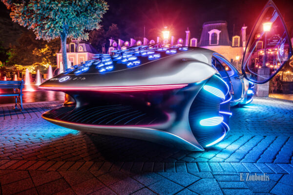 Der Mercedes Vision AVTR nachts im Europa-Park. Fotografie seitlich von hinten mit Blick auf das Heck