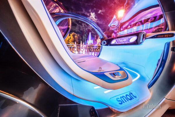 Wandbild eines Smart Vision EQ. Aufgenommen nachts im Europa Park mit Blick in das Interieur des Smart Vision EQ