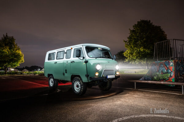 Fotografie eines UAZ Buchanka bei Nacht.