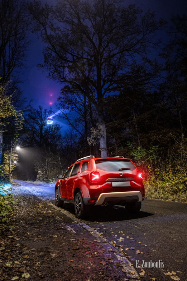 Bild eines Dacia Duster in Stuttgart bei Nacht. Im Hintergrund ist der Fernsehturm zu sehen