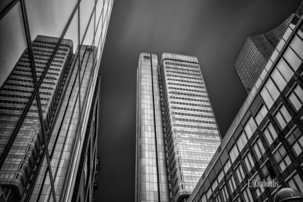 Fotografie am Silberturm. Schwarz Weiß Bild in einer Langzeitbelichtung am Bahnhofsviertel in Frankfurt am Main