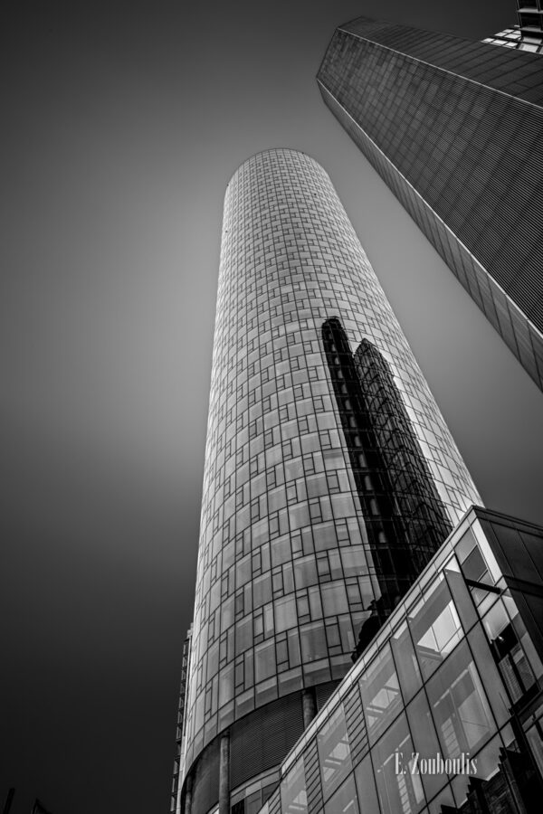 Fotografie am Main Tower. Schwarz Weiß Bild in einer Langzeitbelichtung an der Neuen Mainzer Straße in Frankfurt am Main. Seitlich ist der Garden Tower zu sehen