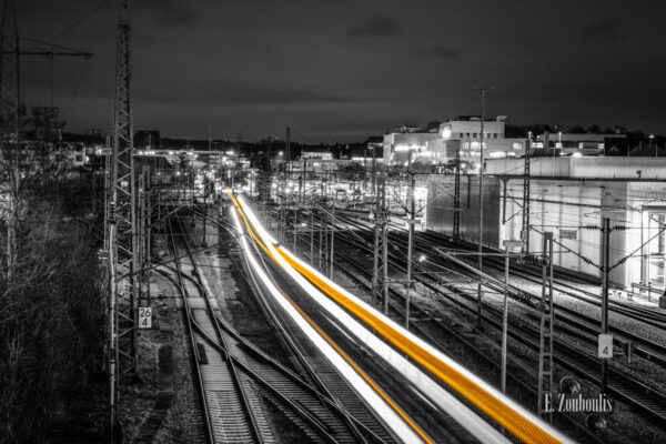 Ein fahrender Zug am Bahnhof Böblingen - hier als Wandbild erhältlich