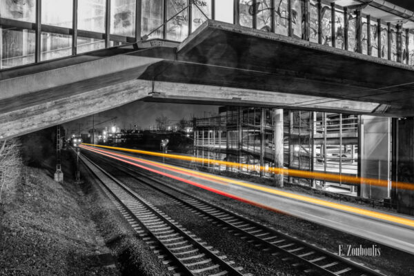 Ein fahrender Zug am Bahnhof Goldberg bei Böblingen - Sindelfingen