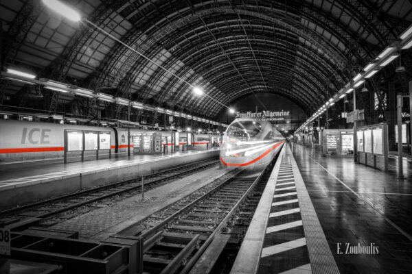 Ein fahrender ICE Zug am Hauptbahnhof Frankfurt am Main