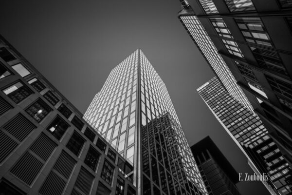 Fotografie am TaunusTurm. Schwarz Weiß Bild in einer Langzeitbelichtung am Taunustor in Frankfurt am Main.