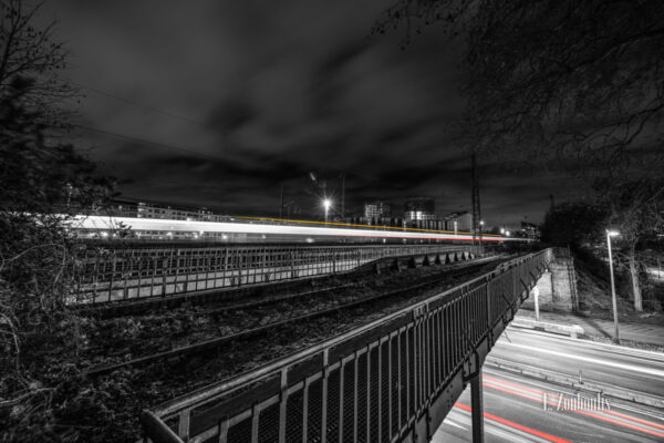 Ein fahrender Zug am Bahnhof Ostend in Frankfurt am Main