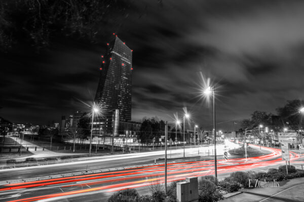 Der Verkehr vor der EZB in Frankfurt am Main bei Nacht