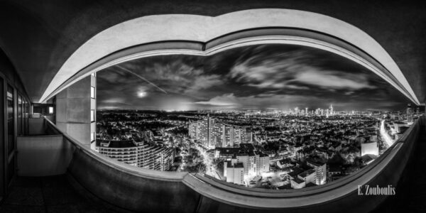 Panorama Blick über die Frankfurt Skyline in schwarz weiss. Von Sachsenhausen aus in Richtung Bankendistrikt mit dem umgebenden Geländer in der Form eines Auges - Ein Augenblick Frankfurt!