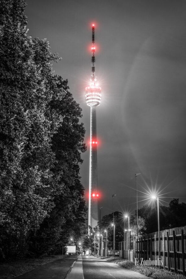 Bild vom Fernsehturm Stuttgart bei Nacht im Hochformat. Schwarz Weiss mit roten Elementen