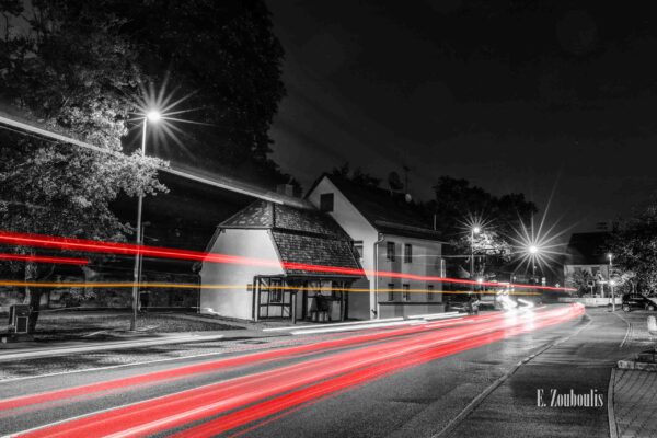 Nachtaufnahme an der Holzgerlinger Str. in Altdorf bei Böblingen. Aufgenommen an der Bushaltestelle Altdorf Friedhof in einer Langzeitbelichtung mit roten Lichtschweifen, die den Verkehr kennzeichnen