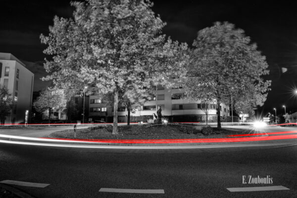 Nachtaufnahme in Holzgerlingen an der Böblinger Str. bei Böblingen mit Blick auf einen KReisverkehr