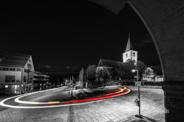 Nachtaufnahme in Holzgerlingen am Rathaus an der Böblinger Str. mit Blick auf die Mauritiuskirche