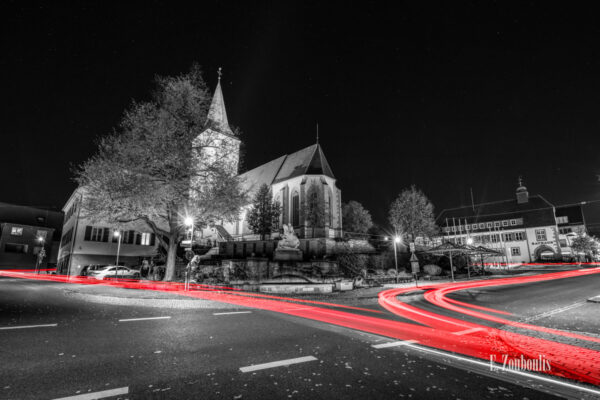 Nachtaufnahme in Holzgerlingen am Rathaus an der Böblinger Str. mit Blick auf die Mauritiuskirche