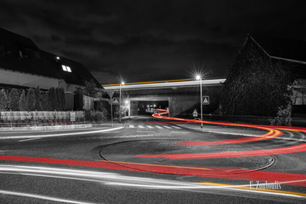 Nachtaufnahme in Nufringen am Kreisverkehr bei Nacht.