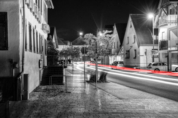 Nachtaufnahme in Nufringen an der Hauptstraße bei Nacht.