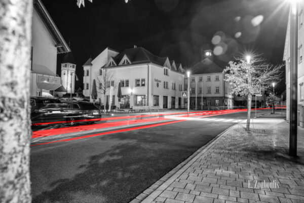 Nachtaufnahme in Nufringen an der Hauptstraße bei Nacht mit Blick auf das Rathaus