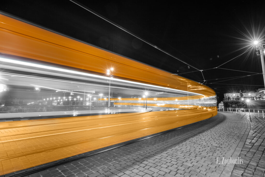 Wandansicht: EZ01065 Dresden Augustusbrücke At the Speed of Light in der gewählten Größe über einem Sofa