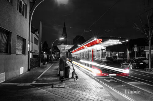 Nachtaufnahme am Quirinusplatz in Bonn Dottendorf mit Blick auf die St Quirinuskirche bei Nacht. Zu sehen ist vor der Kirche ein einfahrender Bus 612 Richtung Loki-Schmidt-Platz