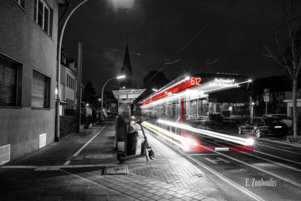 Nachtaufnahme am Quirinusplatz in Bonn Dottendorf mit Blick auf die St Quirinuskirche bei Nacht. Zu sehen ist vor der Kirche ein einfahrender Bus 612 Richtung Loki-Schmidt-Platz