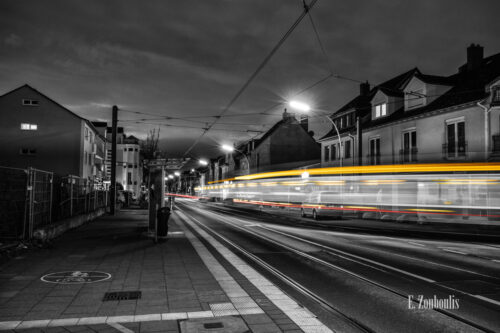 Nachtaufnahme am Quirinusplatz in Bonn Dottendorf mit den Light Trails einer vorbeiziehenden Straßenbahn