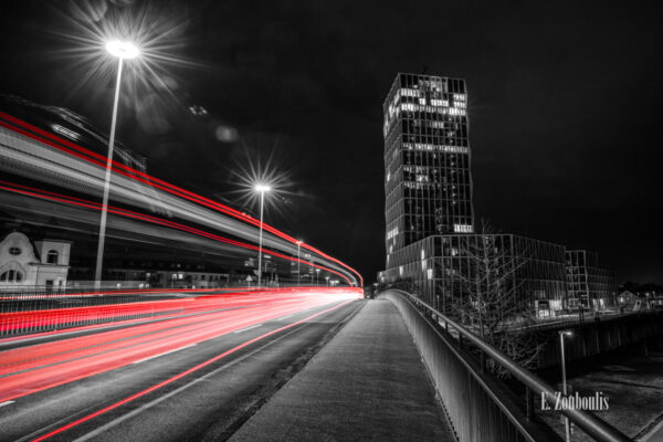 Nachtaufnahme an der Reutestraße in Bonn mit Blick auf das Gebäude der EU Kommission bei Nacht. Zu sehen ist auf der Brücke über dem Bundeskanzlerplatz, wie sich die Light Trails durch die Nacht ziehen