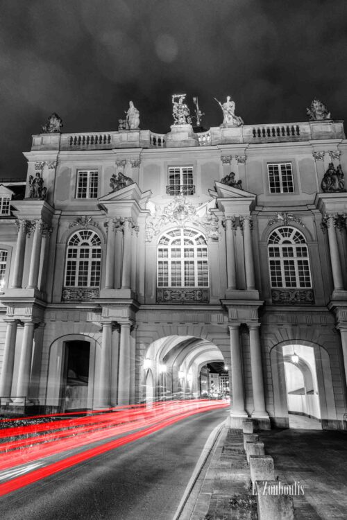 Nachtaufnahme am Koblenzer Tor in Bonn im Hochformat mit Blick auf die Innenstadt bei Nacht. Zu sehen sind die Light Trails des vorbeiziehenden Verkehrs