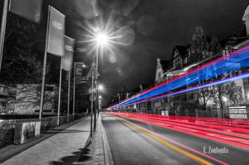 Nachtaufnahme am Post Turm in Bonn mit Blick auf die DHL Hauptzentrale und die Deutsche Welle Zentrale bei Nacht. Zu sehen sind die blauen und roten Light Trails des vorbeiziehenden Verkehrs an der Kurt-Schumacher-Straße.