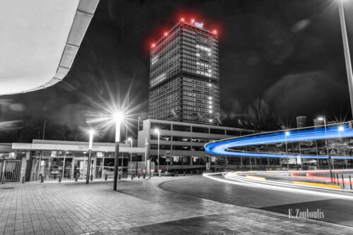 Nachtaufnahme am Langen Eugen, dem Sitz der Vereinten Nationen (United Nations) in Bonn. Zu sehen sind die blauen und roten Light Trails des vorbeiziehenden Verkehrs an der Heussallee und der Kurt-Schumacher-Straße vor dem UN-Gebäude neben der Hauptzentrale der Deutschen Welle.
